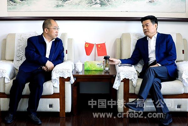 孔凡强与香河县委书记李桂强交谈——王利 摄 孔凡强与香河县委书记李桂强交谈——王利 摄